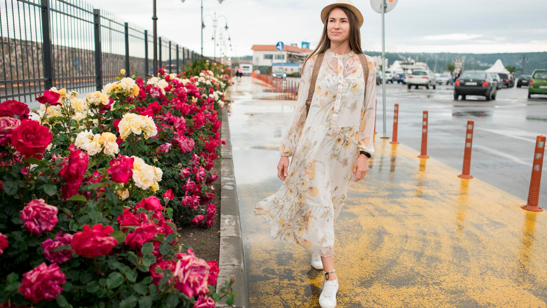 Cómo llevar el estampado de flores con tenis y sandalias, cinco looks en tendencia y fáciles de copiar