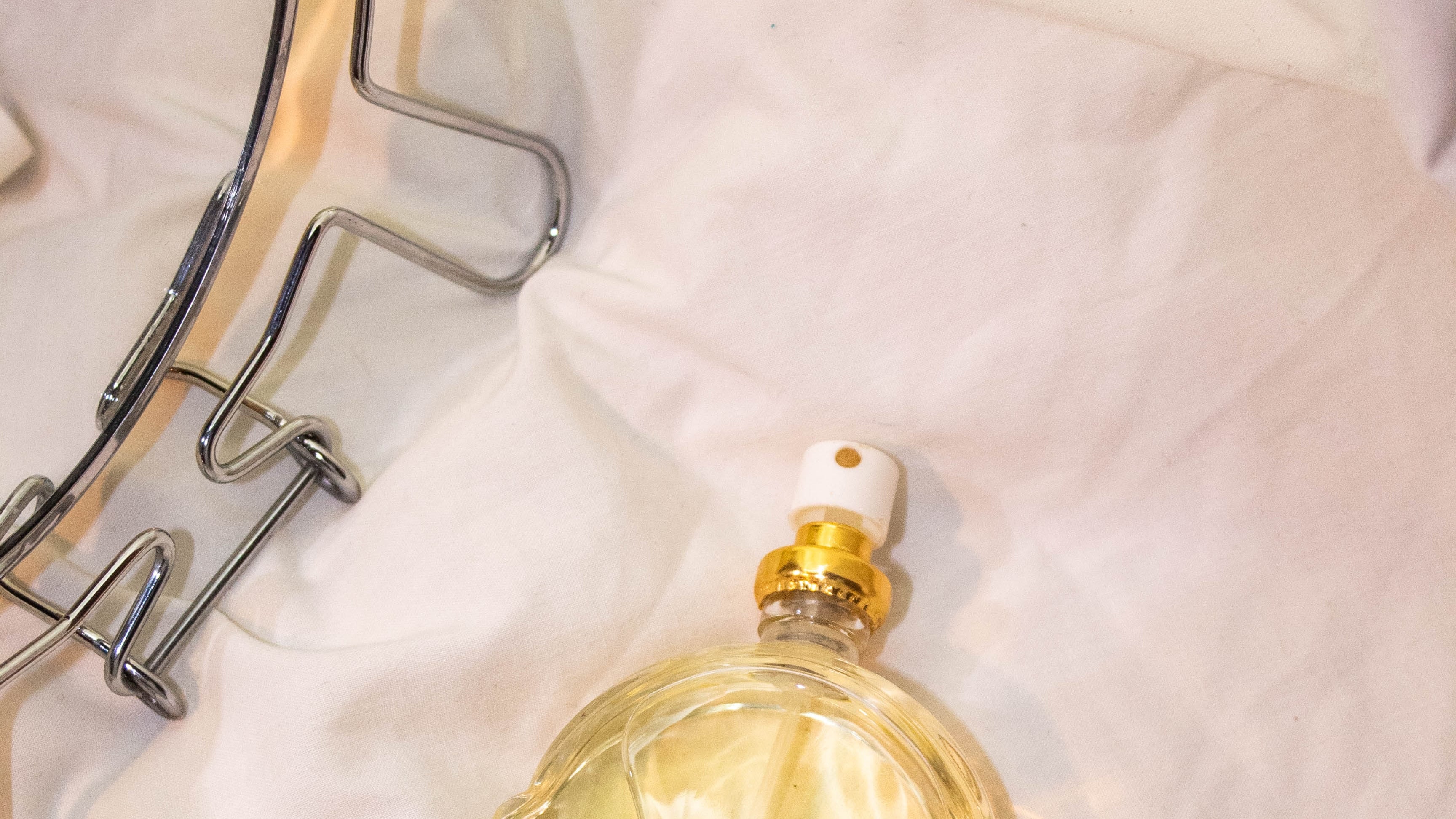 Frasco de perfume amarelo