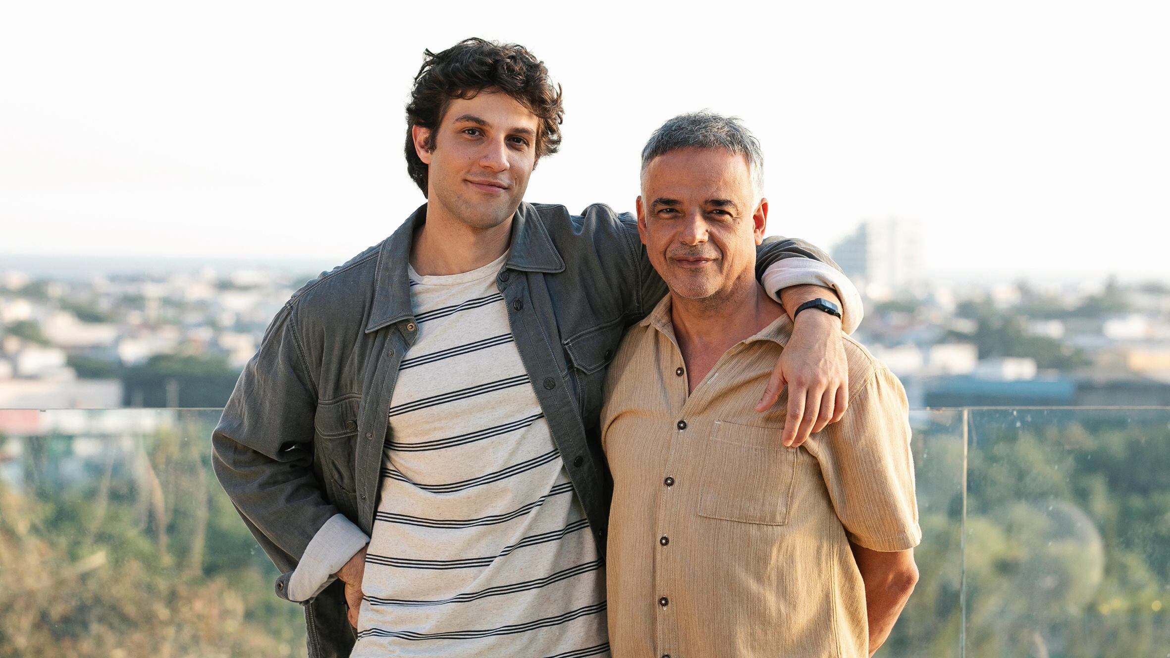 Em Mania de Você, Mavi (Chay Suede) é abandonado pela mãe e Nahum (Ângelo Antônio) vira seu pai adotivo