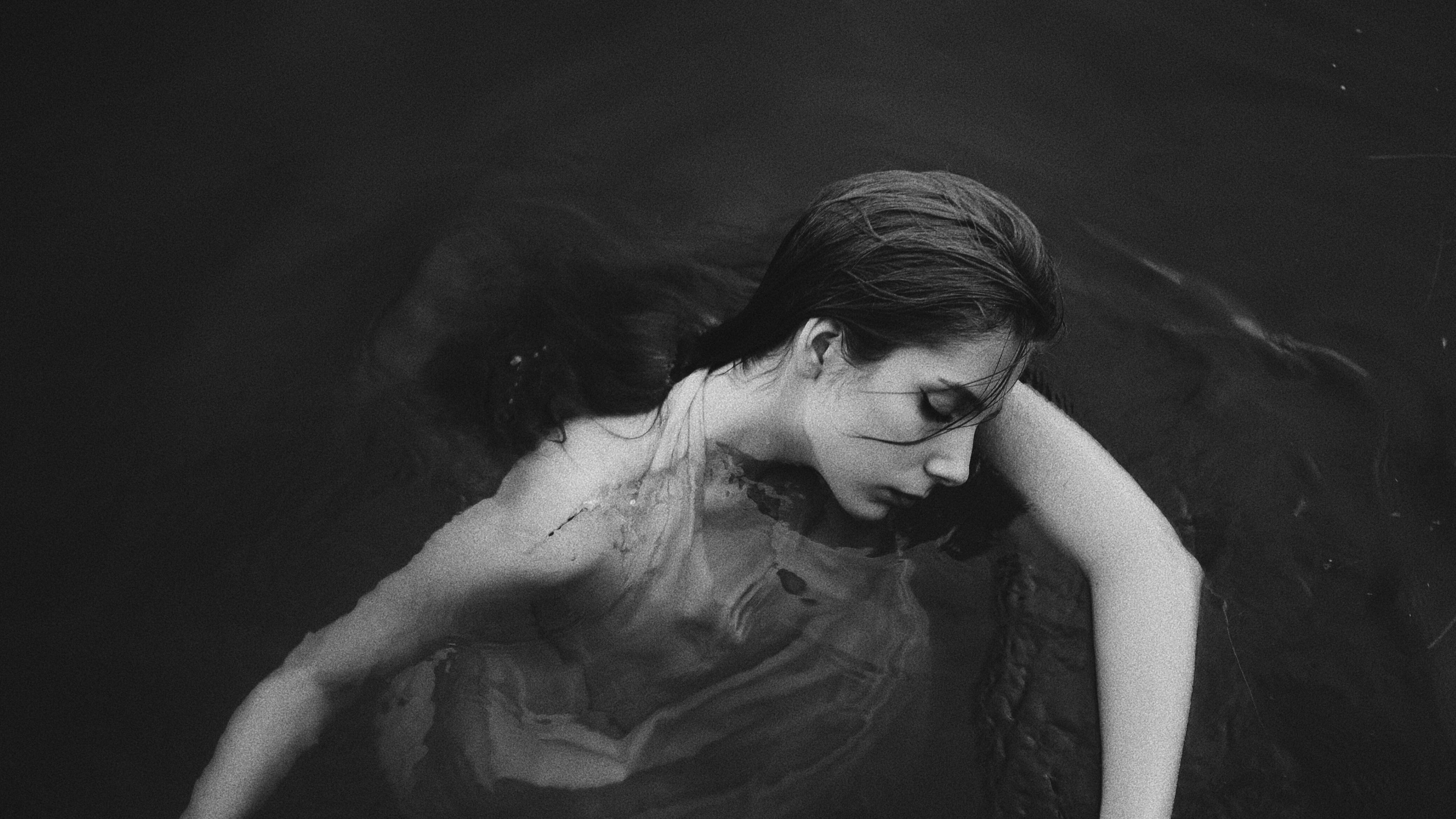 Mulher dentro da água