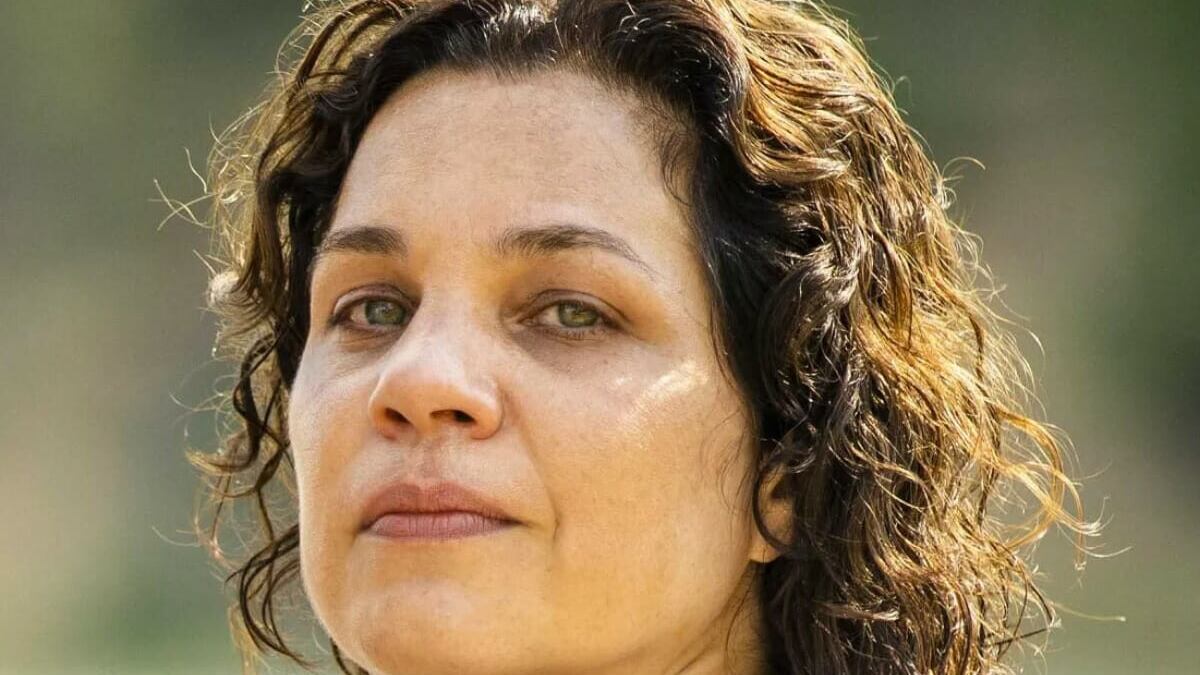 Pantanal: Sem pensar, Maria Bruaca (Isabel Teixeira) planeja matar Zuleica (Aline Borges)