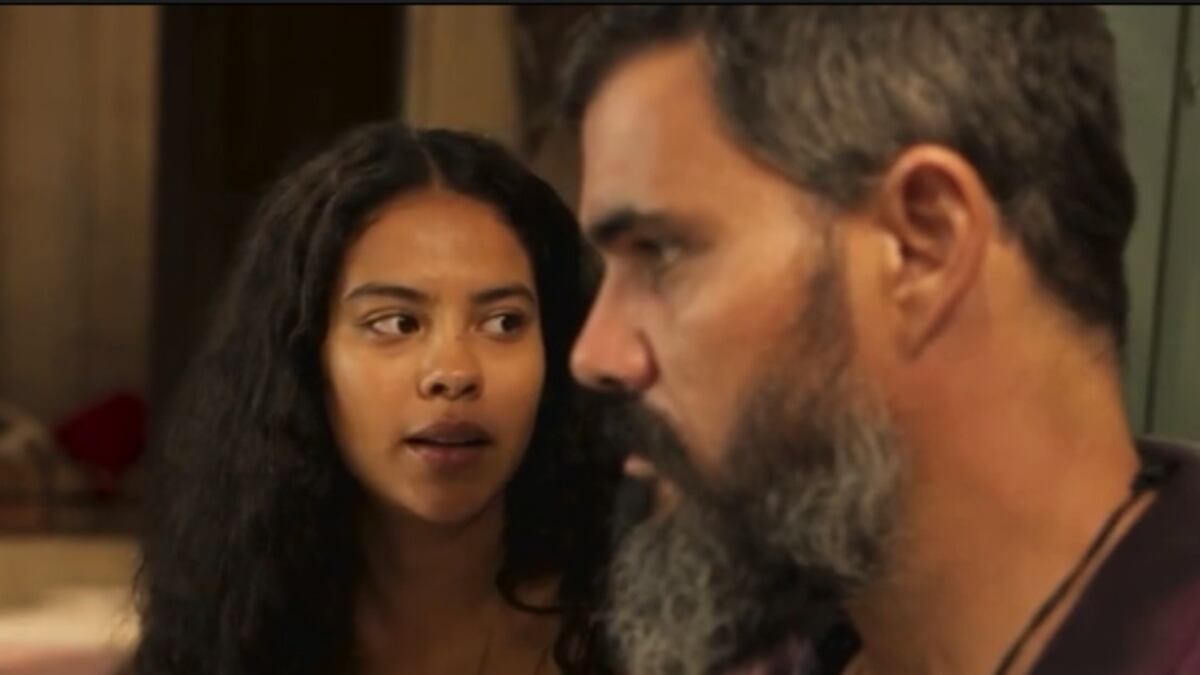 Em Pantanal, Muda (Bella Campos) e Alcides (Juliano Cazarré) planejam matar Tenório (Murilo Benício)