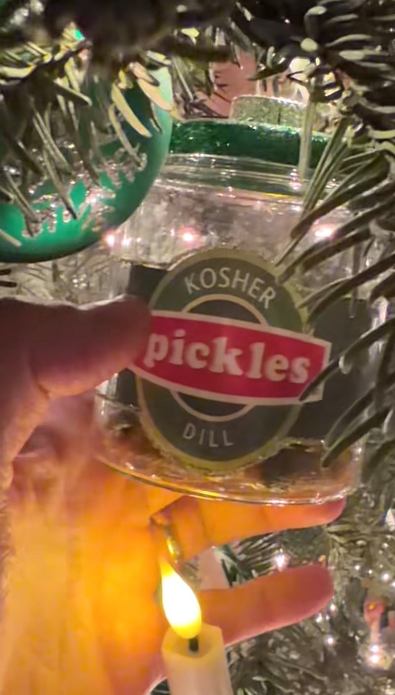 Benny Blanco y Selena Gomez sorprenden con sus árboles de Navidad fuera de lo común