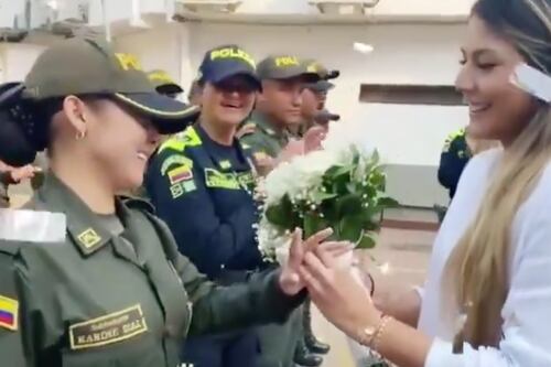 O amor não morreu: o romântico pedido de casamento a uma policial foi registrado em vídeo