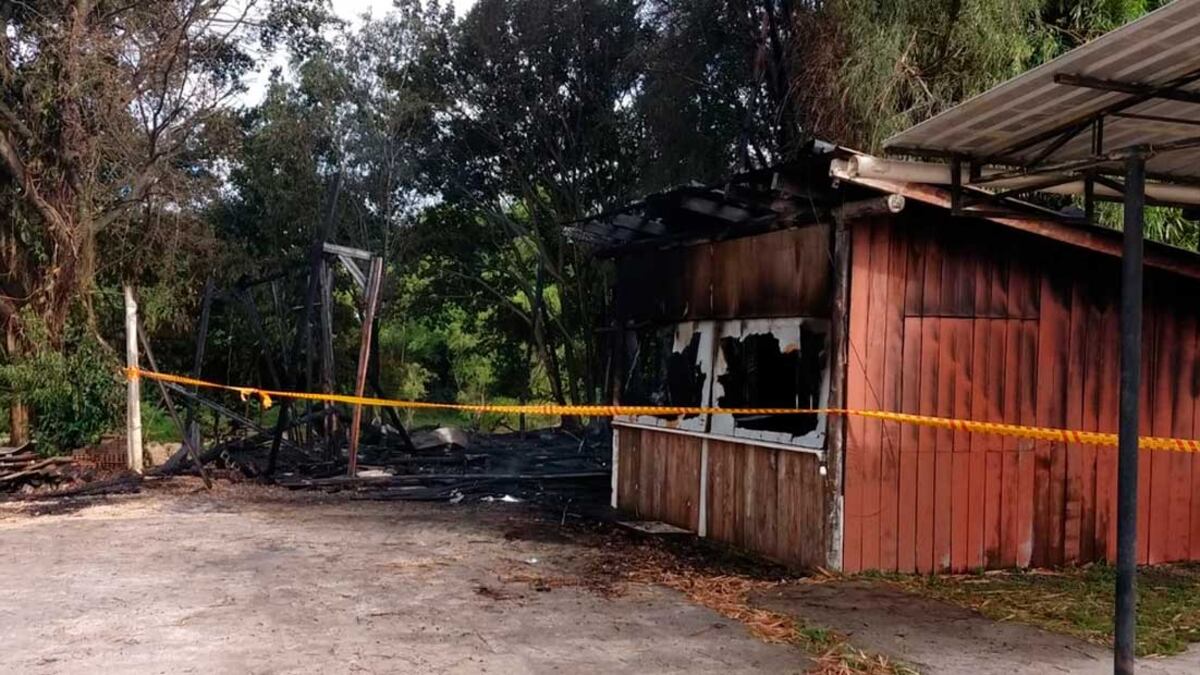 Casa ficou parcialmente destruída