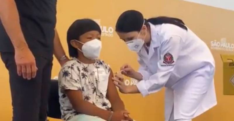 Indígena de 8 anos é a primeira criança a receber vacina contra a covid-19 no País