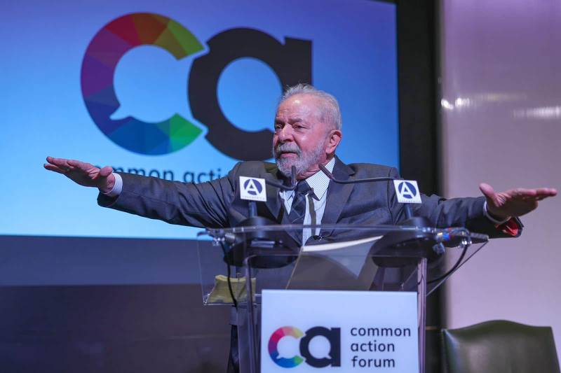 Lula fala em regulamentar redes sociais e internet