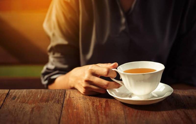 Receita de chá para TPM: saiba como aliviar os sintomas
