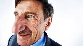 Homem entra para o Guinness World Records com o nariz mais comprido do mundo