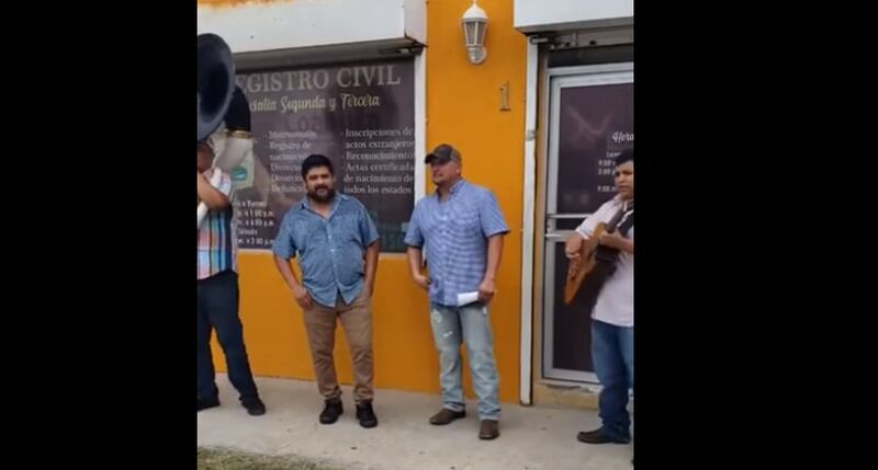 Vídeo: Homem contrata banda para celebrar divórcio na porta de cartório; assista