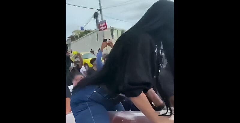 Mulher é registrada dançando reggaeton em cima de caixão em velório