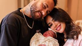“Cara do pai”: Bruna Biancardi e Neymar publicam primeira foto de filha Mavie de olhos abertos