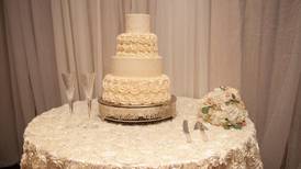 Noiva decide fazer o próprio bolo de casamento para economizar