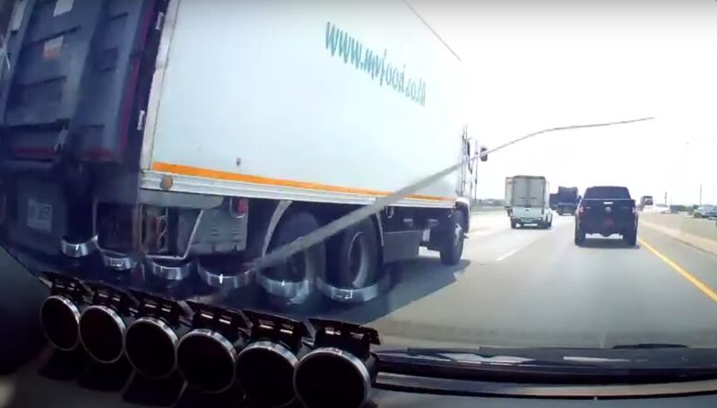 Vídeo impactante registra momento em pneu de caminhonete arremessa fortemente detrito da estrada contra parabrisa de outro veículo
