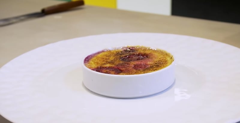 Receita prática de crème brûlée de frutas vermelhas para fazer em casa facilmente