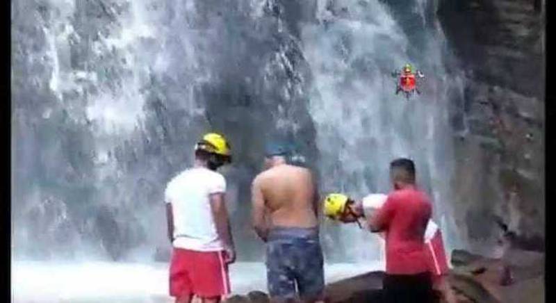 Homem cai de cachoeira ao tentar tirar selfie
